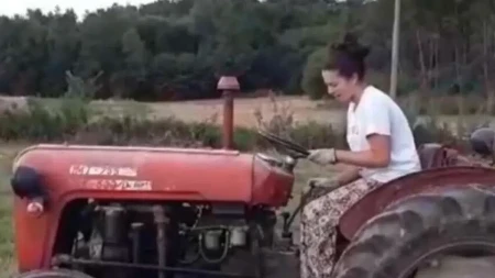 U jeku popularnosti napustila je Beograd i otišla na selo! Naša glumica danas čuva ovce daleko od očiju javnosti