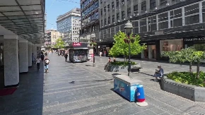 Majko mila, da li je ovo normalno?! Muškarac puzao na povocu nasred Knez Mihailove - prolaznici u neverici!