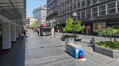 Majko mila, da li je ovo normalno?! Muškarac puzao na povocu nasred Knez Mihailove - prolaznici u neverici!