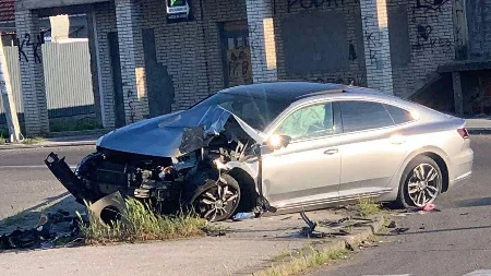 Izgubio kontrolu pa se zakucao u betonski stub: Teška nezgoda u Kraljevu, luksuzno vozilo je smrskano