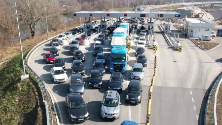 Na naplatnoj rampi se čeka kao na granici! Kilometarske kolone na auto-putu "Miloš Veliki"