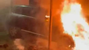 Blokaderi pale automobile u Magliću! Buše gume i napadaju građane! 