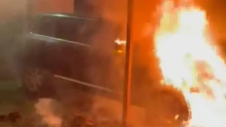 Blokaderi pale automobile u Magliću! Buše gume i napadaju građane! 