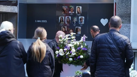 Tri godine od tragedije u "Ribnikaru": TV stanice prekinule program, porodice i građani odaju poštu