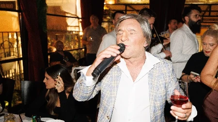 Pevač se pojavio u neviđenom izdanju pred kolegama! Nastao muk u bašti restorana u Skadarliji