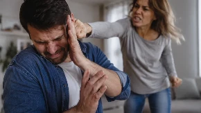 Haos u stanu u Beogradu: Uhvatio ženu zbog poruka sa drugim, pa izvukao deblji kraj