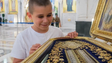 Dečak pred pojasom Bogorodice izgovorio samo jednu želju i rasplakao Srbiju (VIDEO)