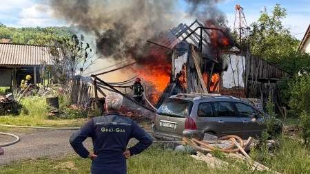  Naljutila se na poznanika, pa mu zapalila kuću!  Izgorela jedna prostorija i deo automobila