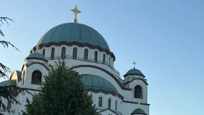 3 meseca nakon porođaja na ivici suza ispred Hrama Svetog Save: Pevačica satima čekala da vidi Pojas Presvete Bogorodice