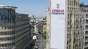 Počelo uklanjanje banera sa Palate Albanija, stigla ekipa alpinista