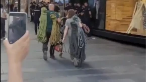 Prave sahranu za žive ptiće?! Blokaderi maltretirali alpiniste koji su došli da skinu transparent (VIDEO)