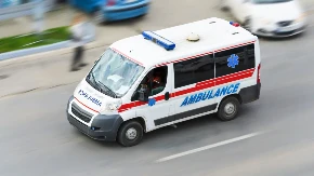 Dečak (13) čekićem udarao petarde, eksplozija mu otkinula prste! Užas u Zemunu
