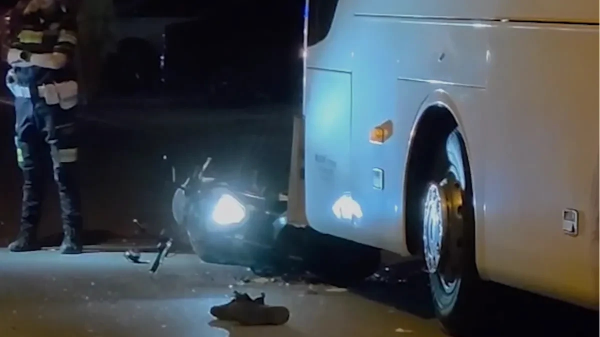 Teška saobraćajna nesreća u centru Novog Pazara: U sudaru autobusa i motocikla povređene dve osobe (VIDEO)