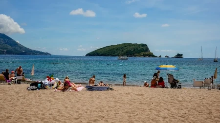 Horor na plaži u Budvi: Dva dečaka se davila - nastala opšta panika!