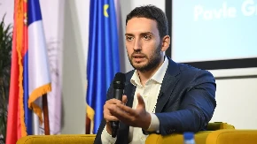 Okoreli opozicionar Pavle Grbović uništio blokadere: Plenumašima su samo fotelje važne, pobiše se zbog njih