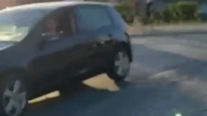 Užas u Obrenovcu! Bahati blokader hteo da pregazi aktiviste SNS-a, među njima i majku sa bebom u naručju! (VIDEO)