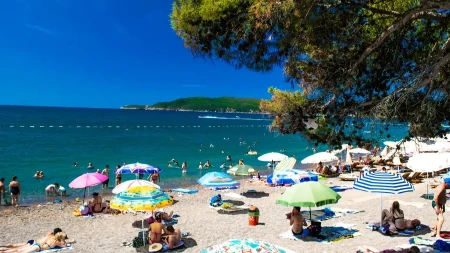 Srbi u šoku zbog cena na crnogorskom primorju: Kafa 4 evra, ručak 40, a evo koliko sada košta 10 dana na moru