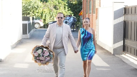 Bili pred razvodom, a ona je sada u 5. mesecu trunoće! Pevačica pokazala kako izgleda dok čeka dete sa 15 godina starijim! 