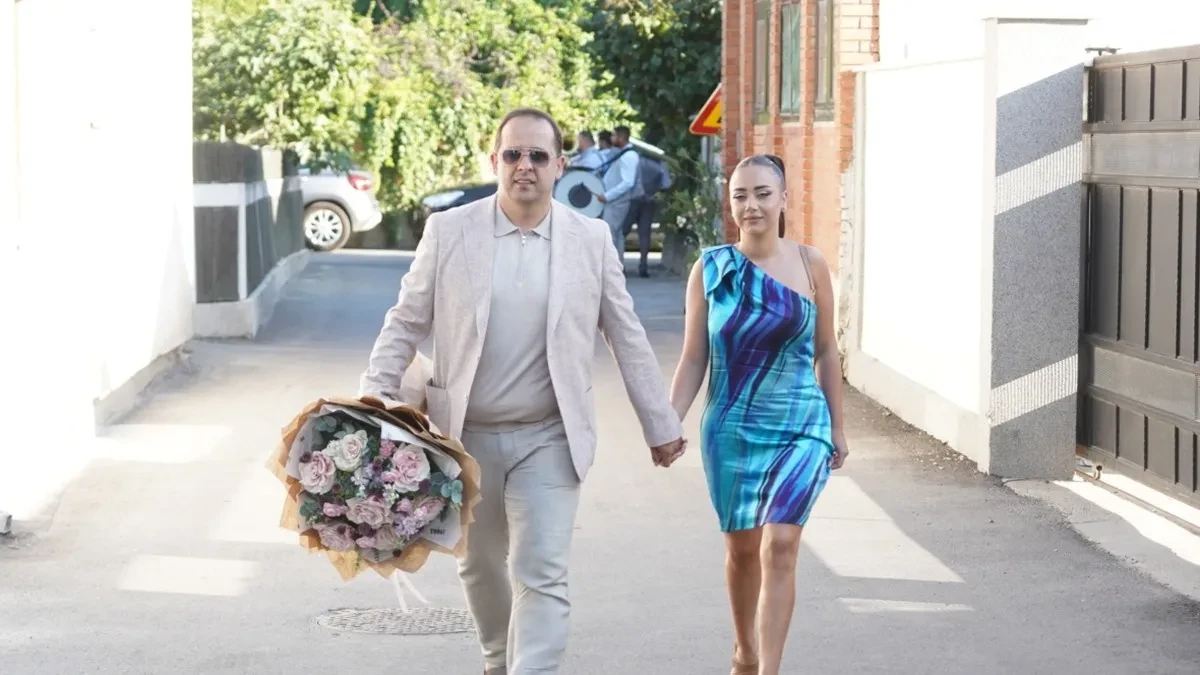 Bili pred razvodom, a ona je sada u 5. mesecu trunoće! Pevačica pokazala kako izgleda dok čeka dete sa 15 godina starijim! 