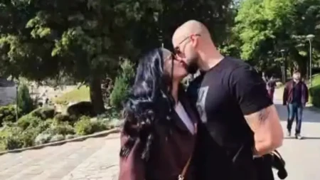 Strasno se ljubi sa njim nasred ulice: Ovo je novi dečko naše pevačice 