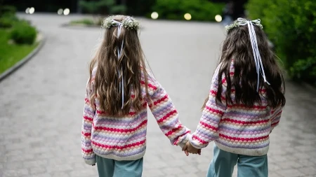 Rođene su sa 2 minuta razlike, ali od različitih očeva Bliznakinje šokirale svet, a lekari su ostali zapanjeni