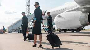 Zašto stjuardese sede na rukama prilikom poletanja aviona? Odgovor će vas iznenaditi