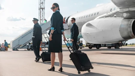 Zašto stjuardese sede na rukama prilikom poletanja aviona? Odgovor će vas iznenaditi