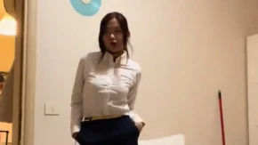Ljudi u neverici gledaju snimak: Stjuardesa pokazala šta nosi ispod uniforme - skinula se pa se videlo neočekivano