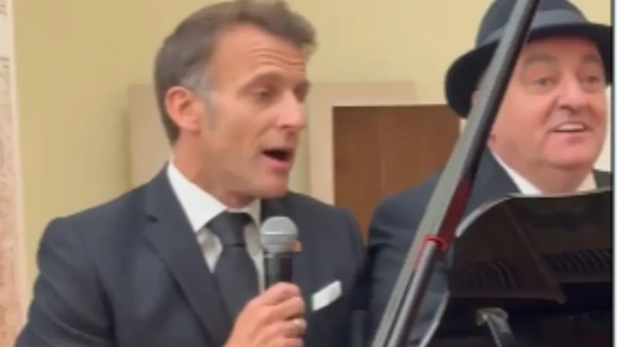 Šok na državnoj večeri: Makron uzeo mikrofon i zapevao hit (VIDEO)