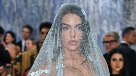 Georgina na Met Galu došla kao svetica: Preko glave veo, a u rukama brojanica vredna bogatstva!