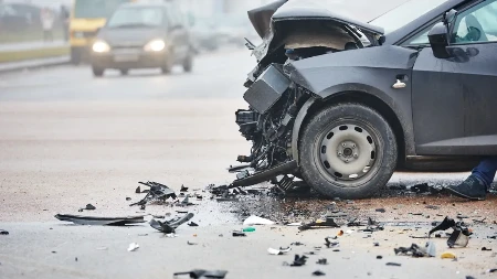 Stravična nesreća kod Batajnice: Smrskana vozila - učesnici teško povređeni!