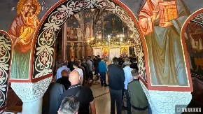 Za nas je Đurđevdan najvažniji dan u godini: Prelepa slika ispred crkve na Ljubić brdu, roditelji sa decom došli da preseku slavski kolač