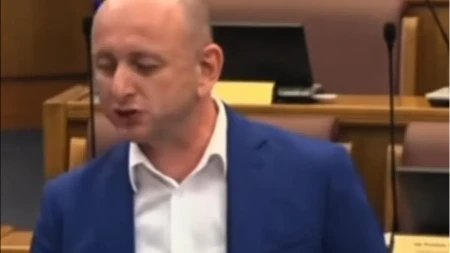 "Sa Lovćena vila kliče - dobrodošao Martin Riče" Hit recitacija Milana Kneževića usred crnogorskog parlamenta