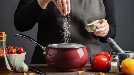 Kada treba posoliti jelo? Kuvari otkrivaju tajnu - ovako će ukus biti najbolji 