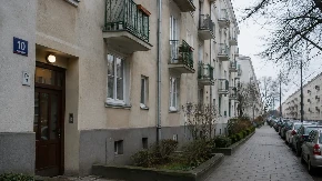 Horor u Varšavi: Policija pokucala, a deda skočio sa terase!
