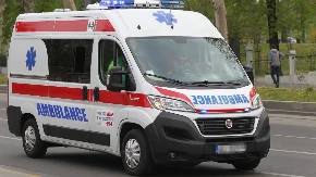 Horor kod Mladenovca: Muškarac pao sa traktorske prikolice, preminuo na putu do bolnice