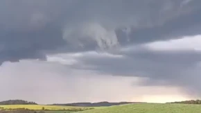 Nebo se otvorilo nad Evropom! Superćelijska oluja nosila sve pred sobom, grad tukao bez milosti!