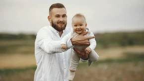 Zašto se očevi ponekad kasnije povežu sa bebom nego majke