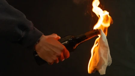  Požar uzbunio žitelje Koteža"  Policija traga za dve osobe koje su  bacili Molotovljev koktel