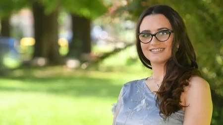 Ovo je majka koja je ubila rođenu bebu: Tek je napunila dva meseca, a ona ju je ugušila cuclom! (FOTO)