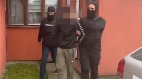 Pogledajte kako je uhapšen pedofil u Beogradu: Policija razvalila vrata pa usledila munjevita akcija, iskorišćavao devojčicu (12) (VIDEO)