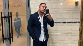 Gastoz jedva hoda, a ovo ne ispušta iz ruke! Pojavo se povređen na događaju, a svi se pitaju jedno! (FOTO)