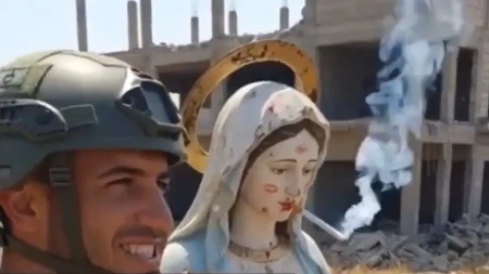 Šokantan snimak iz Libana: Izraelski vojnik skrnavio kip Bogorodice (VIDEO)