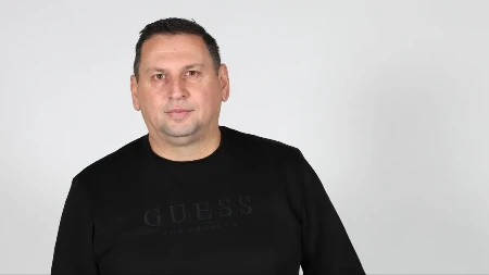 Taki hitno mora da se iseli iz stana! Svakodnevno dobija pretnje: "Pljuju mi oo vratima i crtaju polne organe"