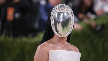 Pravi se spektakl od Mundijala, Kejti peva u komšiluku