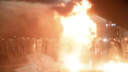 Sevali Molotovi ispred kancelarije Edija Rame: Opozicioni protest u Tirani prerastao u haos