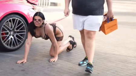Šetala gola na povocu, pa napravila haos na granici sa Hrvatskom! Bivša teniserka u šokantnom izdanju