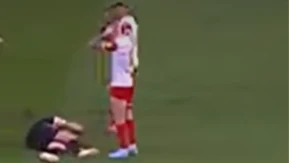 Užasna povreda srpskog fudbalera: Bivši igrač Zvezde uklizao, pa došao do protivnika i uhvatio se za glavu (VIDEO)