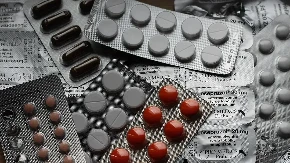 Da li lekovi smeju u ručni prtljag? Evo koja pravila važe za tablete, sirupe i terapiju tokom leta