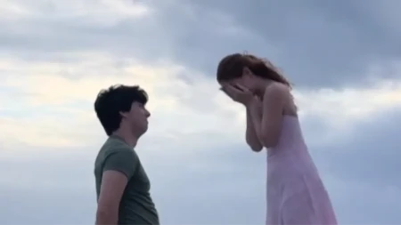 Romantična prosidba podstakla opštu sprdnju: Par objavio video, ali im je promakao jedan detalj - mreže su eksplodirale od komentara